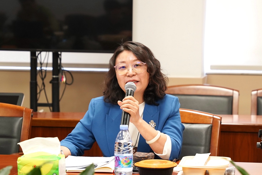 女人在喝饮料 AI 生成的内容可能不正确。 女人在喝饮料 AI 生成的内容可能不正确。